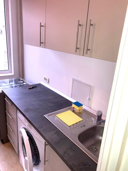 Piata Amzei - Calea Victoriei - 5 min. pana la Metrou Piata Romana.