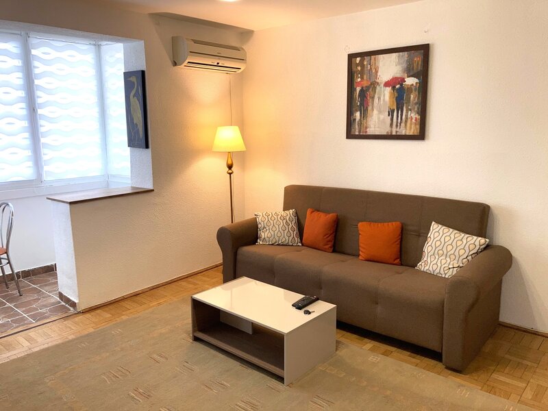 Piata Amzei - Calea Victoriei - 5 min. pana la Metrou Piata Romana.