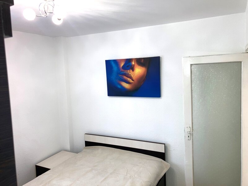 Piata Amzei - Calea Victoriei - 5 min. pana la Metrou Piata Romana.